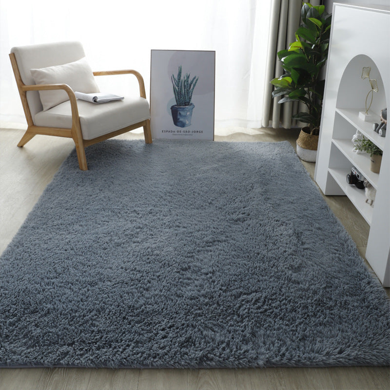 Tapis de salon en fourrure moelleux et moderne gris