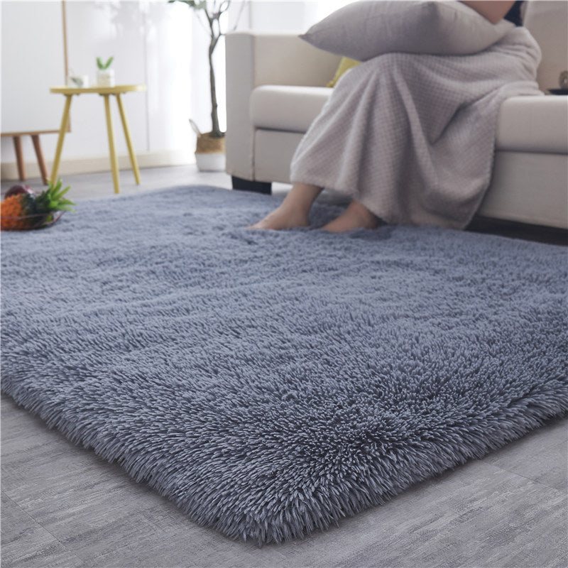 Tapis de salon en fourrure moelleux et moderne gris